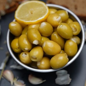 Zeytinyağında Marine Edilmiş Sarımsak Dolgulu Yeşik Zeytin Cam Şişe 450 gram